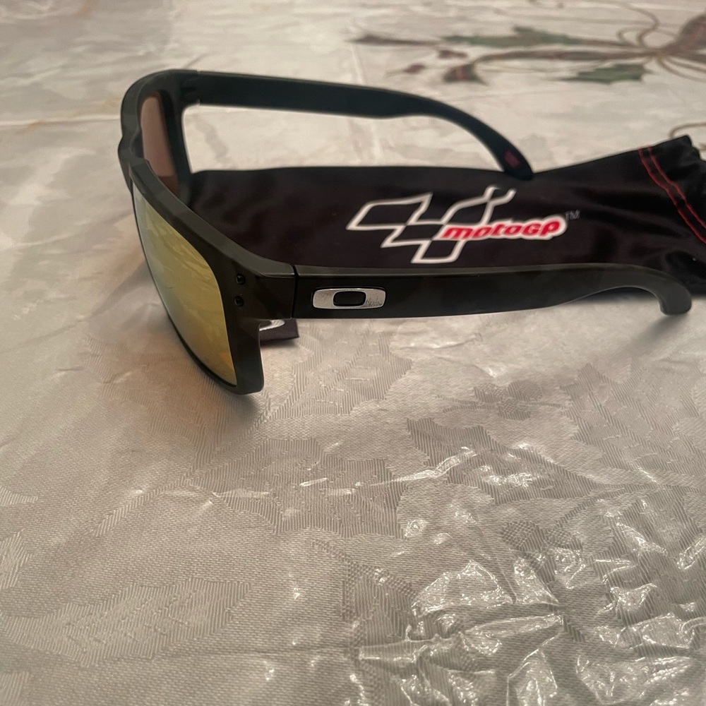 Men’s Oakley sunglasses - Picture 2 of 2